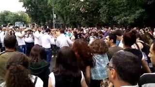 #ElectricYerevan: Armenian dances on Baghramyan street