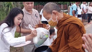 หลวงตาบุญชื่นรับบิณฑบาตรที่วัดแหลมพ้อ 20/10/65