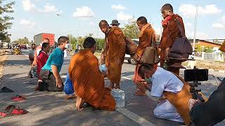 หลวงตาบุญชื่นเดินธุดงค์บนถนนมิตรภาพ มีเณร 3 พรรษามารอถวายน้ำให้กับหลวงตาอีก 2.9กิโลเมตรถึงTop Plaza