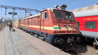 11087/Veraval - Pune Express arriving at Kalyan Junction Railway Station