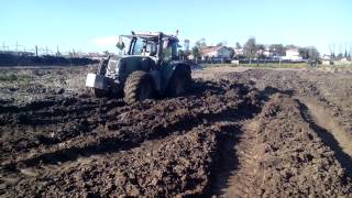 Fendt 716 lavrar com pottinger em terra encharcada