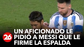 Un aficionado invadió el terreno de juego y le pidió a Messi que le autografiara la espalda