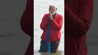 पीएम नरेंद्र मोदी कुंभ में संगम पर स्नान करने पहुंचे [Narednra Modi reached Kumbh to take holy dip]