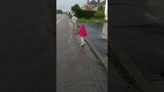 Belçika'da hep yağmurlu hava varsa biz de yağmurda oynarız #shortvideo  #shorts  #rainy #funny