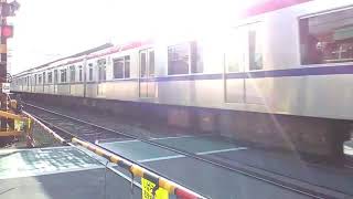 【京王線低速通過動画】柴崎駅を低速通過する5000系(京王ライナー)(柴崎駅付近の踏切にて)