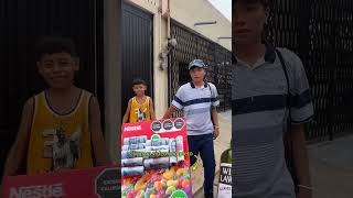 Millonario regala cereal lleno de billetes a joven trabajador para salvar a su angelito 😭