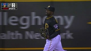 CHC@PIT: McCutchen chases down a deep fly ball