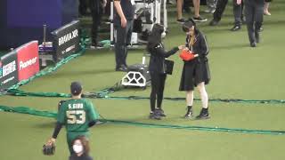 ゴロでやさしく投げ返す宜保ちゃんと肩の弱い大阪市長　2023.8.25　＃オリックスバファローズ　＃オリックス　＃京セラドーム　#宜保翔　＃紅林弘太郎