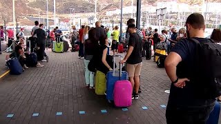 Volcán de La Palma | Largas colas para abandonar la isla en ferry