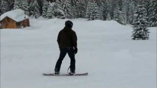 Afdaling van Mike op zijn snowboard