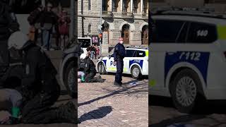 Suomen poliisi potkii suomen lippua 18.4.2021