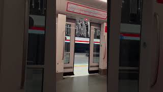 M300 metro doors closing