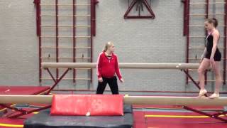 Michelle Bergsma loopsalto voorover lage balk.