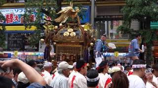 神田祭2015　秋葉原中央通りを進む市場の巨大神輿