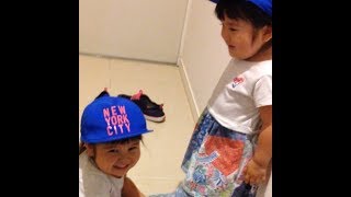 双子のおふざけ 靴を履かせてあげる妹