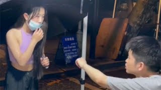 摆摊小哥哥高情商花式撩妹，看小哥如何在短时间内撩动小妹妹！