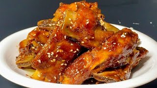 The chef will teach you how to make delicious sweet and sour pork ribs at home. The color is bright