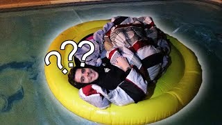 SE RÉVEILLER AU MILIEU D'UNE PISCINE !! *PRANK*