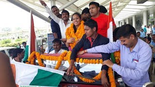 Varanasi एयरपोर्ट पर गोल्डन गर्ल  Poonam Yadav यादव का हुआ जोरदार स्‍वागत