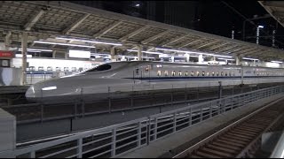 夜の東京駅の16番線に到着する東海道新幹線ひかりN700系Advance