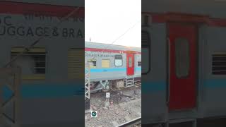 WAP-7 সহিত LHB কোচ ও EMU লোকাল ট্রেন পাশাপাশি ট্র্যাকের উপর 👍🚊🚊