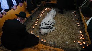 شاهد: إسرائيل.. آلاف اليهود المتشددين يشيعون جثمان زعيمهم الروحي إيدلشتاين