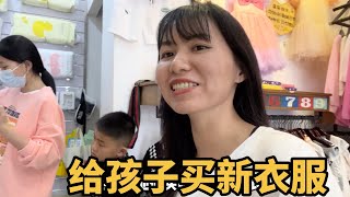 149Q：阿龙出发前请家人吃大餐，一家四口开心买新衣，半斤每天都吃美食