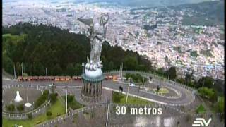 Ecuador desde el Aire - El Panecillo y la Virgen de Quito