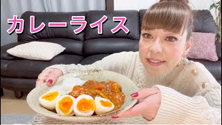 カレーライスを食べる