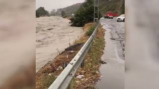 Pendik'te alt geçitte mahsur kalan adam merdiven korkuluklarına atlayarak kurtuldu