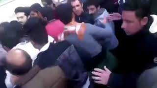 در حین بازداشت یکی از معترضان، مردم مشهد به سمت مأموران حملهور شده و مانع بازداشت وی شدند