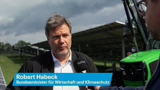 Robert Habeck im Solarpark Klein Rheide: Biodiversitätsfördernde Solarparks sollen Standard werden