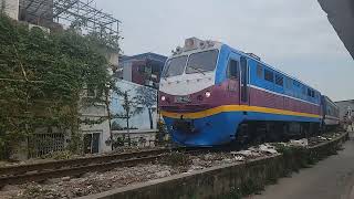 D19E 965 (CKD7F 0065) + D19E 948 (CKD7F 0048) kéo tàu LP8 lên cầu Quay dịp 29 tết (28/1/2025)