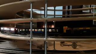 NS Plan E van Minitrix met interieur en zonder en met oude verlichting van vroeger en nieuw van nu.