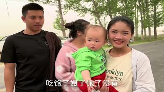 带老挝大舅哥卖货，当得知我们销量后，直夸中国厉害。