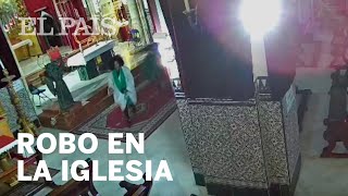 Las dos mujeres detenidas, en la iglesia de Sevilla