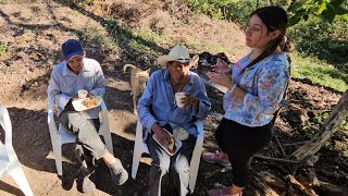 Trabajadores del campo almorzando con pollo