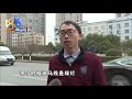 【1818黄金眼】老人不敢过马路，民警一个举动，暖心了！