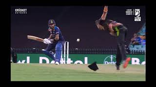 Kohli impersonates ABdV with flicled six over fine leg///