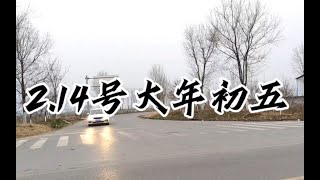 拍摄于2.14号大年初五，今天傍晚的时候，我妈给我打电话那会儿我正在直播，我妈跟我说她要回来。他说让我去接一下他，我就来我们镇上接，说明天上班呢。然后我妹在医院