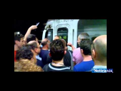 Roma, Protesta Sulla Metro B. Rissa Sfiorata - YouTube