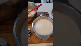 Making rice batter in the blender to make steam rice cake.