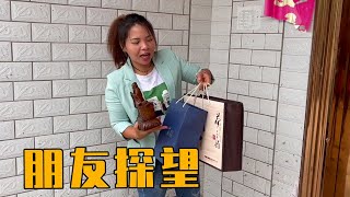 来了一位好心姐姐，给英子和家人都带了礼物，英子下厨招待【农村小英子】