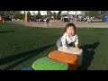 ベンチで遊ぶゆー　ダウン症児2歳9ヶ月