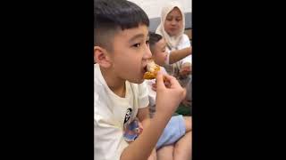 Raffi Ahmad Lagi Makan Siang Ayam Goreng Crispy Bareng Rayyanza Dan Rafathar