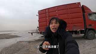 可可西里无人区突然刮起了沙尘暴，漫天黄沙遮天盖日，躲低配版房车里安全感十足