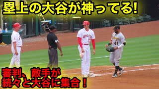 塁上の大谷が神ってる！審判も敵手も続々と大谷の元へ！【現地映像】