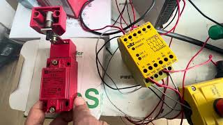 طريقة ربط قفل السلامة مع مرحل السلامة, How to connect safety interlock switch with safety relay