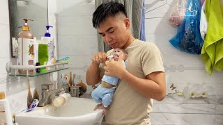 Baby Monkey David learns the habit of brushing teeth and washing face in the morning