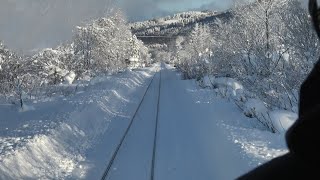 2021年に廃止となる紋穂内駅を出発して恩根内駅に到着する宗谷本線キハ54形の前面展望